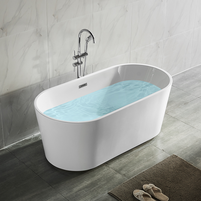 современная белая баня с сплошной поверхностью самостоятельной ванны, удобная для отеля или домашнего пользования